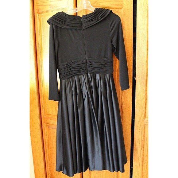 Elegant Long-Sleeve Black Dress - Picture 2 of 3