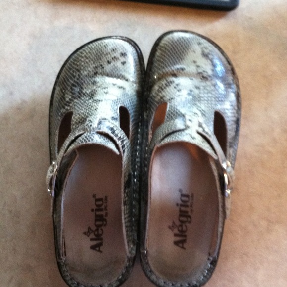 Algeria slip on clogs