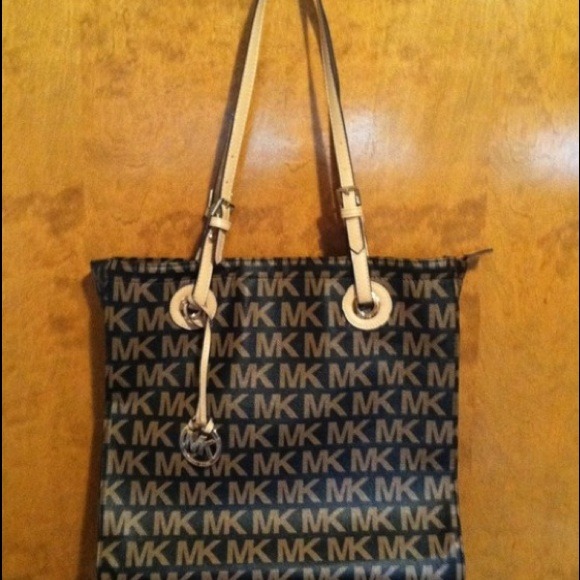 MK look-a-like. Brand new. Excellent condition.