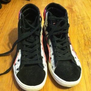 NWOT Puma Black/Pink High Tops - Star Design