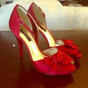 Peep toe pumps