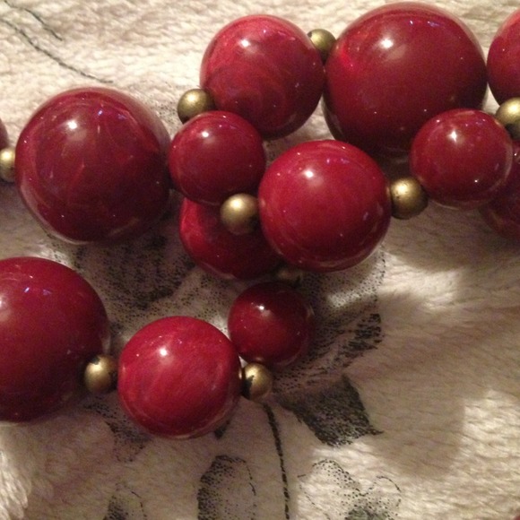 Red bead necklace with small gold beads - Picture 2 of 3