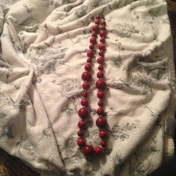 Red bead necklace with small gold beads - Picture 3 of 3