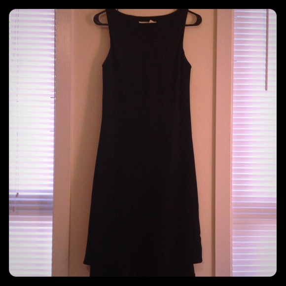 TRADED Beautifully simple little black dress