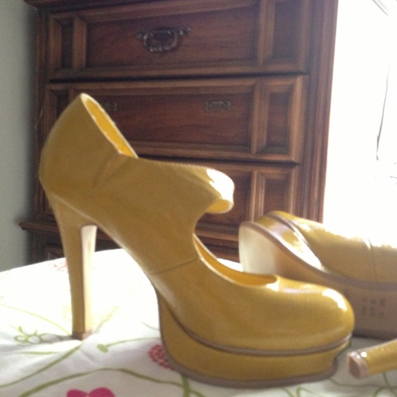 Size 8 beautiful yellow hills 👍💋