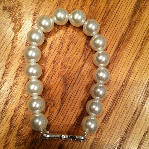 NWOT Pearlized Bow Bracelet - Picture 2 of 2