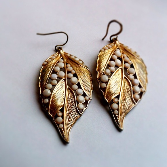 ❌SOLD❌ Gold Leaf Earrings - Picture 2 of 3