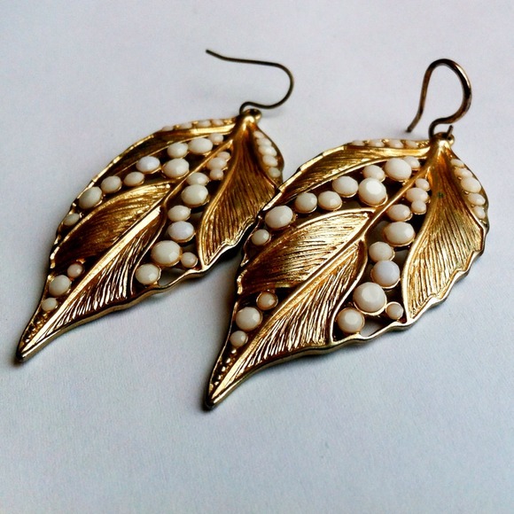 ❌SOLD❌ Gold Leaf Earrings - Picture 3 of 3