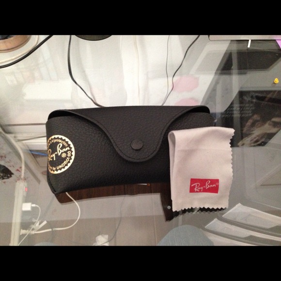 ❌❌TRADED ❌❌an sunglasses case with cloth black