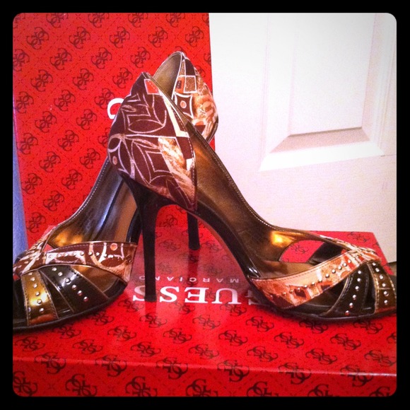 SOLD IN BUNDLE⛔️⛔️Uniquely Beautiful GUESS size 7
