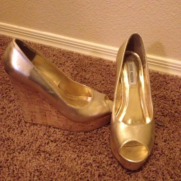 Gold Steve Madden wedges NWOT