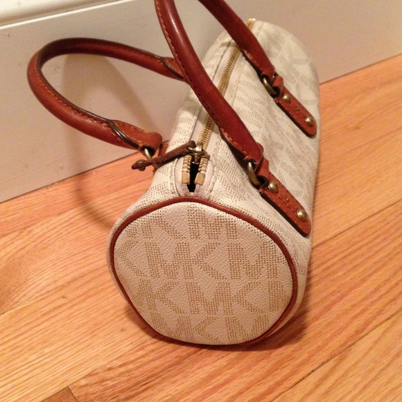 Michael Kors barrel handbag ๐ฏ authentic - Picture 2 of 4