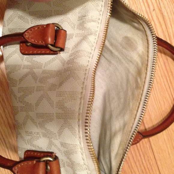 Michael Kors barrel handbag ๐ฏ authentic - Picture 3 of 4