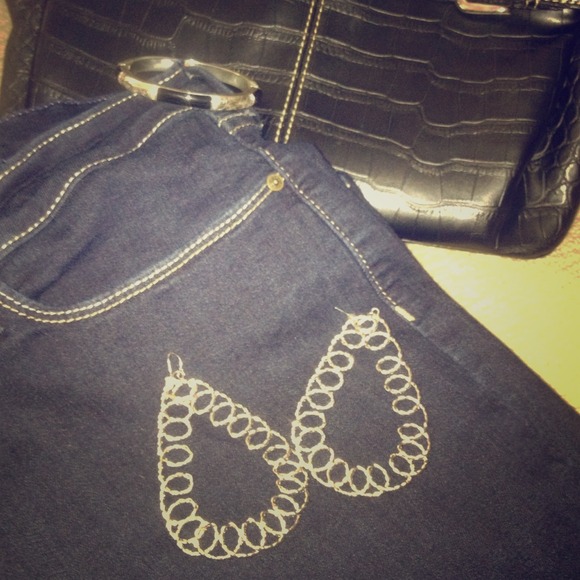 Stylish silver color earrings!