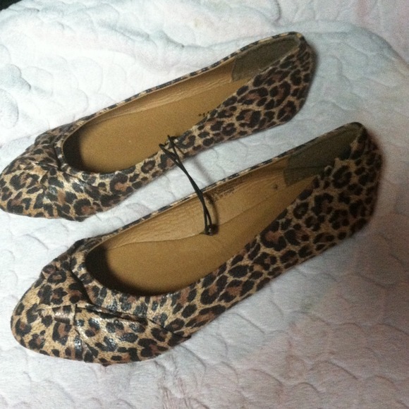 Wet Seal NWT Leopard w Twist detail Flats💋 - Picture 3 of 4