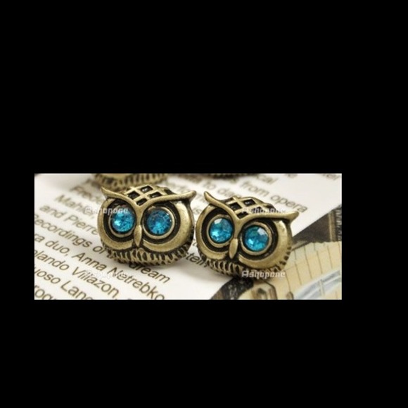 Green eyes owl small stud earrings