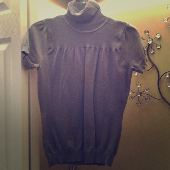 Grey shirt 🟢 - Picture 1 of 1