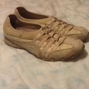Skechers ivory slip ons size 8