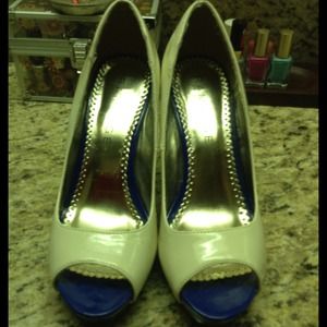 ❌SOLD❌Rampage pumps size 7