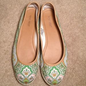💚 Nine West Green printed ballet flats 💚