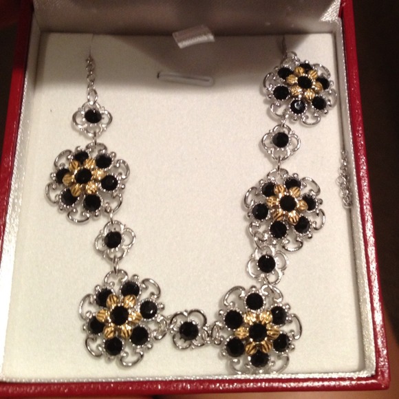 Genuvo Brand Necklace- BRAND NEW!!