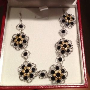 Genuvo Brand Necklace- BRAND NEW!!