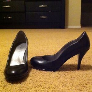 New tahari black round tip pumps