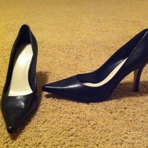 Nine West black pointy leather pumps