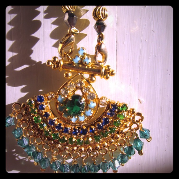 Green stoned fan necklace from India - Picture 1 of 3
