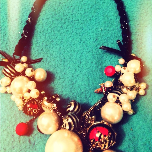 NWOT Betsey Johnson necklace.