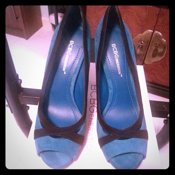 Cute BCBG turquoise heels