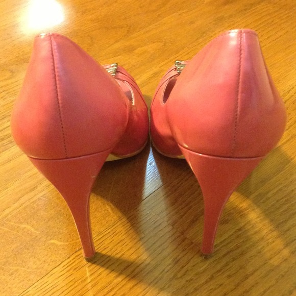 Patent leather pink BCBG peep-toe heels - Picture 4 of 4