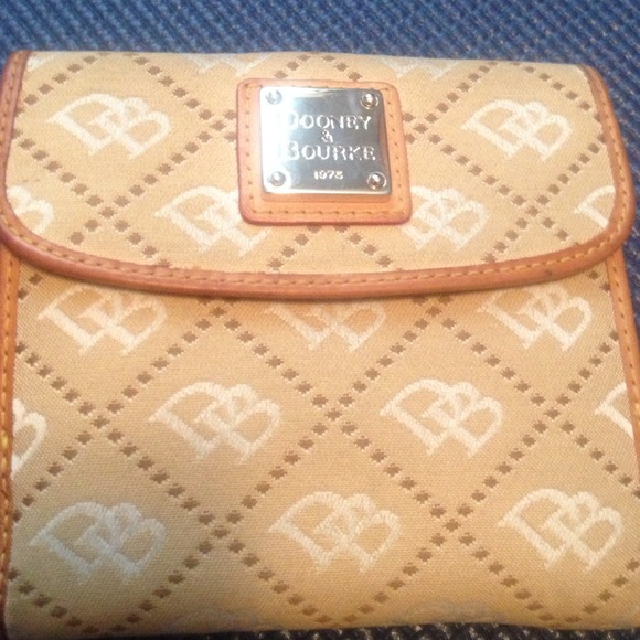 Dooney & bourke wallet