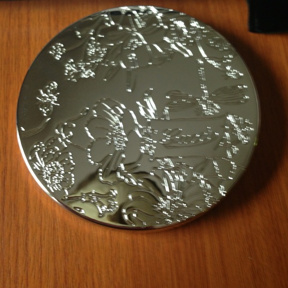 💥Reduced💥💯% gucci compact mirror will negotiate