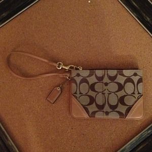Coach 🌸 Wristlet Reduced