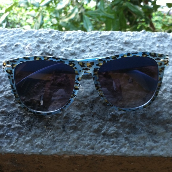 Cheetah Print sunglasses! 😬 - Picture 2 of 2