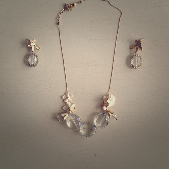 Necklace and matching earrings - Picture 1 of 1