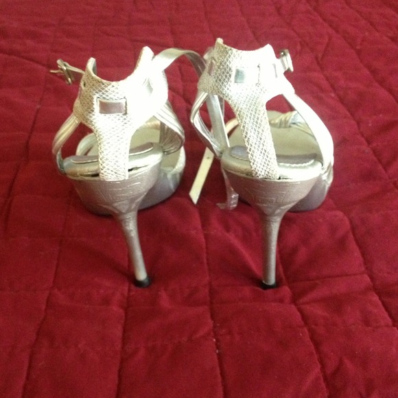 Shinny, silver shoes - Picture 3 of 3