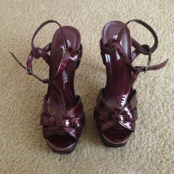 Burgundy shoes. - Picture 1 of 3