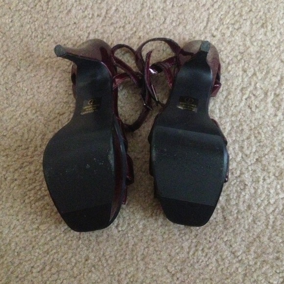 Burgundy shoes. - Picture 2 of 3
