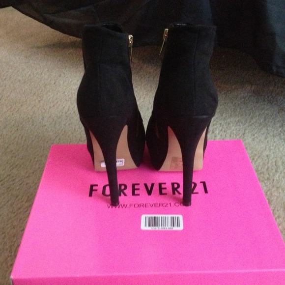 Shoes/Boots - Picture 2 of 3