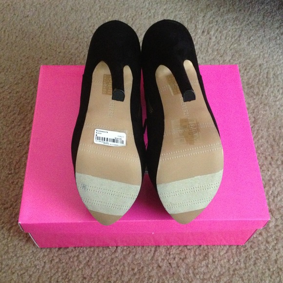 Shoes/Boots - Picture 3 of 3