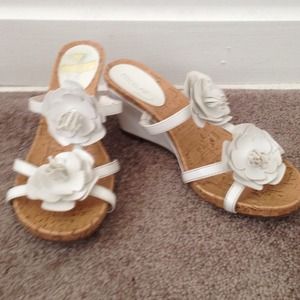 White rosette wedge sandals 💄