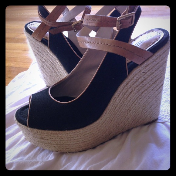 !!REDUCED!! Was $90 NWOT beautiful Rosegold wedge!