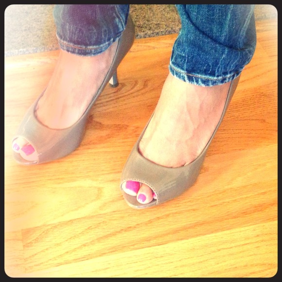 🎀MEGA SALE🎀. 👠Taupe peep toe low Pumps👠