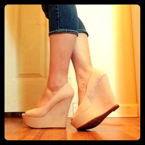 NIB Candie's Peep-Toe Wedges