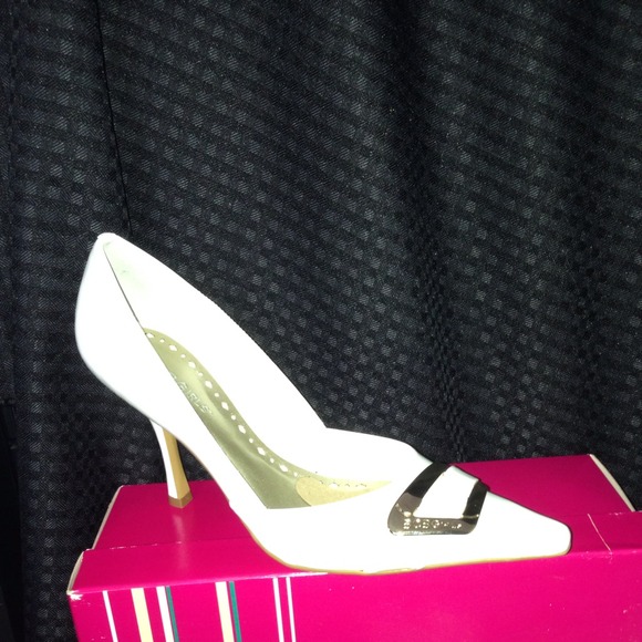 BCBGIRLS White Pointed Heels - Picture 2 of 4