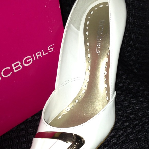 BCBGIRLS White Pointed Heels - Picture 3 of 4