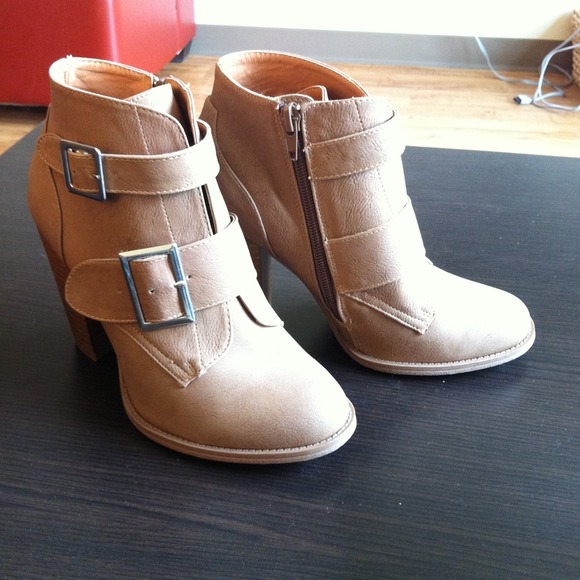 [sold in bundle] Best walking ankle boots - Picture 2 of 3