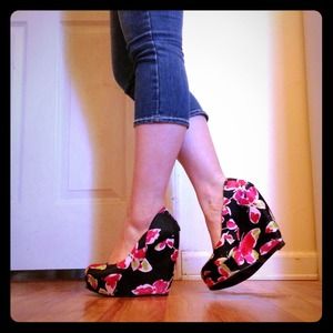 NIB Elle Butterfly Floral Print Wedges